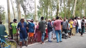 বাড়ি ফেরা হলো না ব্যবসায়ীর, সড়কের পাশে মিলল লাশ