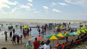 প্রাণ ফিরেছে কুয়াকাটায়, সৈকতে হাজারো পর্যটকের উল্লাস