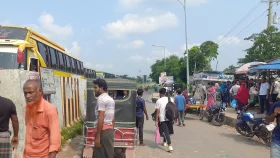 পূজায় বাড়িমুখী যাত্রীদের দিতে হচ্ছে বাড়তি ভাড়া
