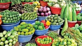 দামের বোঝায় শাকের আঁটি&nbsp;