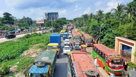 ঢাকা-চট্রগ্রাম মহাসড়কের দাউদকান্দিতে দীর্ঘ যানজট