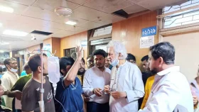 তাঁতিবাজারে মণ্ডপে আহতদের পরিদর্শনে স্থানীয় সরকার উপদেষ্টা