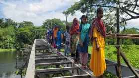 এক বছর কাজ ঝুলছে দুই বছর, ঝুঁকি নিয়ে সাঁকো পারাপার