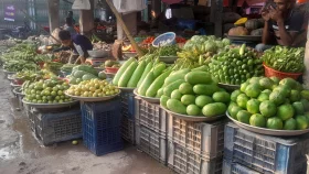 নাগালের বাইরে সবজির বাজার, অস্বস্তিতে ক্রেতারা&nbsp;