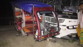 টাঙ্গাইলে অটোরিকশাতে বাসের ধাক্কা, চালকসহ নিহত ২