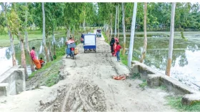 রাস্তাটি লাখো মানুষের গলার কাঁটা