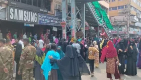 মিরপুরে বকেয়া বেতনের দাবিতে পোশাকশ্রমিকদের সড়ক অবরোধ