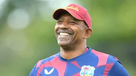 কে এই ফিল সিমন্স