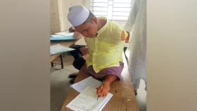 পা দিয়ে লিখে আলিম পাস করলেন রাসেল