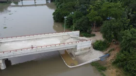১৯ কোটি টাকার সেতু ব্যবহার হচ্ছে চটপটি ব্যবসা-ওয়াজের প্যান্ডেলে