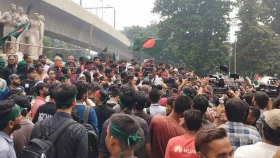 হাইকোর্ট ঘেরাও করতে রাজু ভাস্কর্যে শিক্ষার্থীরা