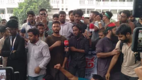 বিচারকদের পদত্যাগের দাবিতে হাইকোর্ট ঘেরাও শিক্ষার্থীদের