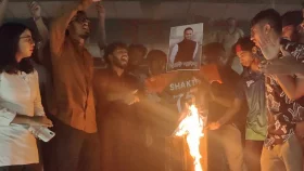ঢাবিতে সাকিবের কুশপুতুল দাহ
