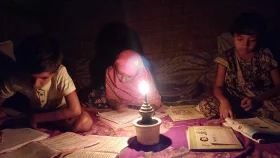 বিদ্যুৎ চলে গেলে জ্বলে ওঠে কুপিবাতি