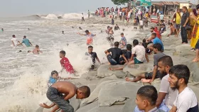 নিম্নচাপে উত্তাল সমুদ্র, পর্যটকদের উল্লাস