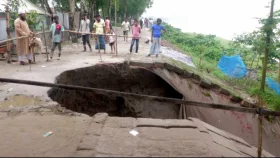 শহর রক্ষা বাঁধে ধস, ঝুঁকিতে মহাসড়কসহ স্থাপনা