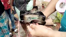 ইউএনওর পোড়া বাড়ি-গাড়িতে কারি কারি টাকার বান্ডিল, ছবি ভাইরাল
