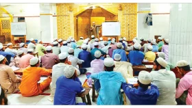 মাদ্রাসা শিক্ষার্থীদের ইংরেজি শেখান মুনির