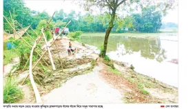 পাকা সড়কে বাঁশের সাঁকো