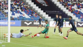 ১০ জনের কম্বোডিয়ার কাছে বাংলাদেশের হার