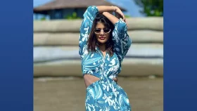 সি বিচে উষ্ণতা ছড়াচ্ছেন টয়া