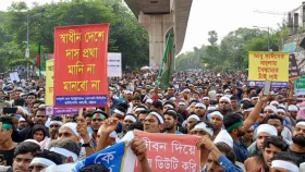 চাকরি জাতীয়করণের দাবিতে আউটসোর্সিং কর্মীদের শাহবাগ অবরোধ
