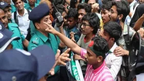 ঢাকা বোর্ডের ভেতরে শিক্ষার্থীদের বিক্ষোভ, হামলায় আহত ৬