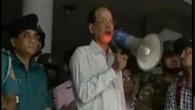 রাতেও অবরুদ্ধ ঢাকা বোর্ড চেয়ারম্যান, অটোপাস চান আন্দোলনকারীরা