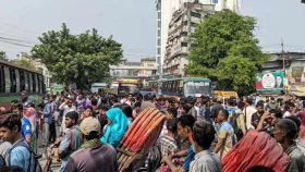 স্বতন্ত্র বিশ্ববিদ্যালয়ের দাবিতে ৭ কলেজের শিক্ষার্থীদের নীলক্ষেত অবরোধ