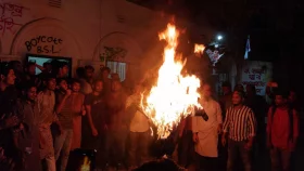 মধুর ক্যান্টিনে রাষ্ট্রপতির কুশপুতুল দাহ