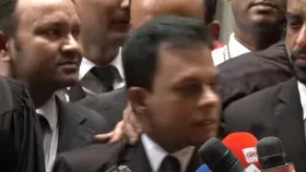 ব্রিফিংকালে ব্যারিস্টার সুমনের আইনজীবীর মাথায় আঘাত