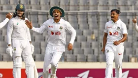 রৌদ্রোজ্জ্বল সকাল, ফাঁকা গ্যালারি, দ্বিতীয় দিনের খেলা শুরু