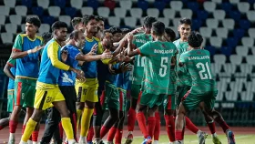ফিলিপাইনকে হারিয়ে আশা বাঁচিয়ে রাখল বাংলাদেশ