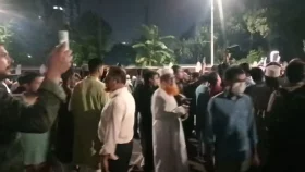 বঙ্গভবনে কী হচ্ছে, দেখতে উৎসুক জনতার ভিড়