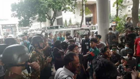 পুলিশি বাধা উপেক্ষা করে সচিবালয়ে ঢুকে পড়লেন শিক্ষার্থীরা