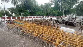 বঙ্গভবনের সামনে নিরাপত্তা জোরদার
