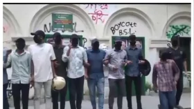 কালো মুখোশে ঢাবিতে আওয়ামী লীগের পক্ষে মিছিল