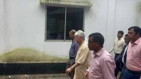 রাষ্ট্রপতি ইস্যুতে সাংবাদিকদের প্রশ্ন এড়িয়ে গেলেন আসিফ নজরুল