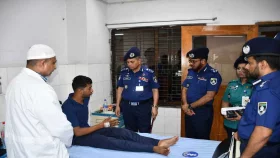 বঙ্গভবনে দায়িত্ব পালনকালে আহত পুলিশ সদস্যদের দেখতে গেলেন আইজিপি