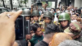 সচিবালয়ে ঢুকে পড়া শিক্ষার্থীদের ছত্রভঙ্গ করল পুলিশ-সেনাবাহিনী