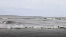 উপকূলজুড়ে বৃষ্টিপাত, সাগর উত্তাল
