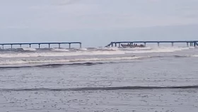 ঘূর্ণিঝড় দানার প্রভাবে ইনানীতে নৌবাহিনীর জেটি ভেঙে দ্বি-খণ্ডিত