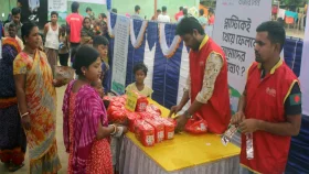 প্লাস্টিকের বিনিময়ে ব্যাগভর্তি বাজার পেল ৩ শতাধিক নারী-পুরুষ