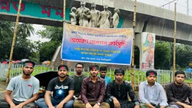 ছাত্র-জনতার ওপর হামলাকারীদের গ্রেপ্তার দাবিতে অনশনে ৮ শিক্ষার্থী