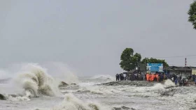 &lsquo;দানা&rsquo;র ঝাপটায় উপকূলের ১৪ জেলায় জলোচ্ছ্বাসের ঝুঁকি