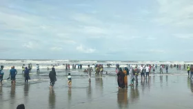 ঘূর্ণিঝড় দানা উপেক্ষা করে সমুদ্রস্নানে মেতেছেন পর্যটকরা