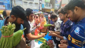 সিন্ডিকেট ভাঙতে বৈষম্যবিরোধী শিক্ষার্থীদের ন্যায্যমূল্যে সবজি বিক্রি
