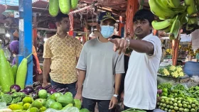 বাজার পরিদর্শনে গিয়ে যে চিত্র দেখলেন উপদেষ্টা আসিফ