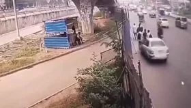 রাজধানীতে পথচারীদের ওপরে উঠে গেল প্রাইভেটকার