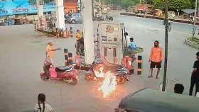 &lsquo;সাহস থাকলে জ্বালিয়ে দেখা&rsquo; বলায় পেট্রোল পাম্পে আগুন দিলেন যুবক